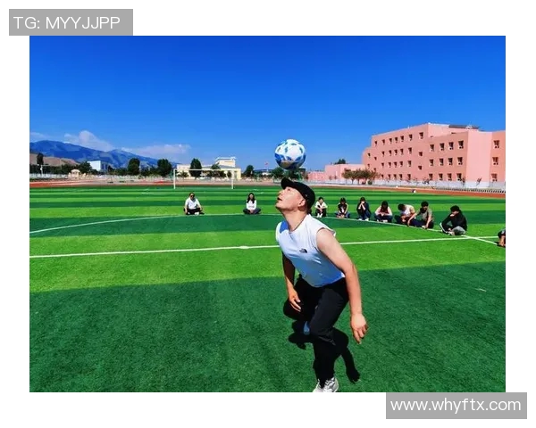 球星花式足球挑战踢门框惊险瞬间全场欢呼展现高超球技